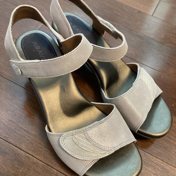 Aravon women's Medici heeled sandals, size 9 - Picture 6 of 6